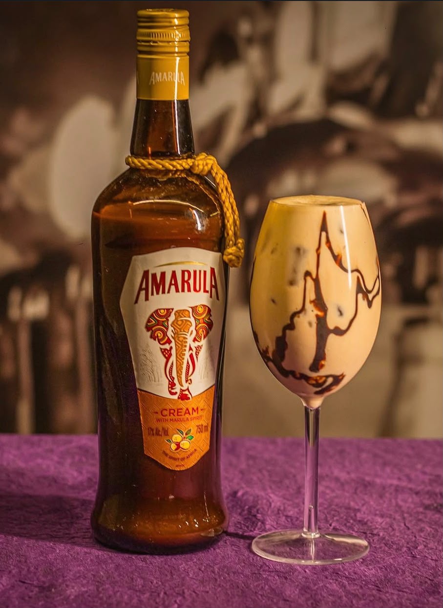 Amarula e drink com calda de chocolate