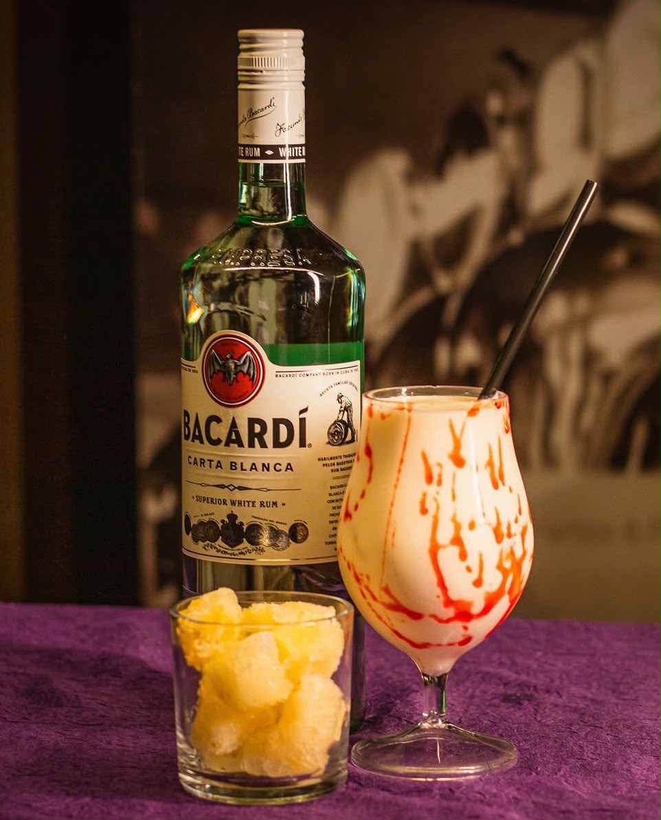 Bacardí e drink de abacaxi na Libertá