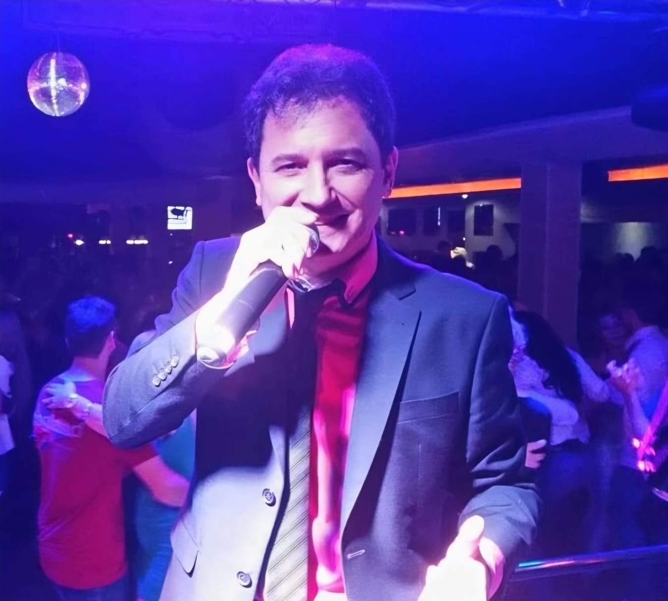 Salatiel Rosa cantando na pista da Libertá